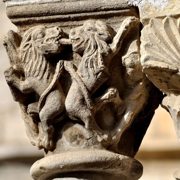 Girona.- Claustre del Convent de Sant Domènec, S. XIII/XIV. Detalls d’alguns capitells ornamentats amb motius variats (12/2013)