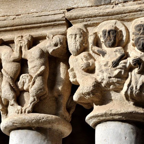 Girona.- Claustre del Convent de Sant Domènec, S. XIII/XIV. Detalls d’alguns capitells ornamentats amb motius variats (12/2013)