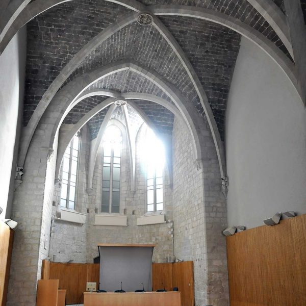 Girona.- Sala Capitular del Convent de Sant Domènec amb volta de pedra volcànica adequada com sala de conferències de la Universitat (12/2013)