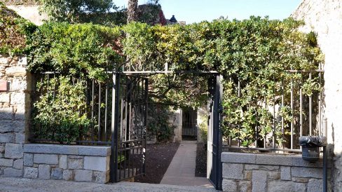 Girona.- Capella de Sant Cristòfol, d’origen romànic però reformada en el S. XVIII al ser integrada en el sistema defensiu d’un nou portal de la muralla (11/2013)