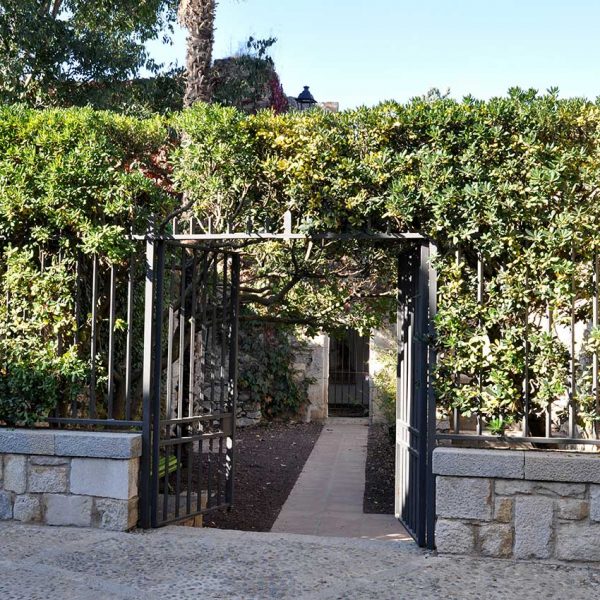 Girona.- Capella de Sant Cristòfol, d’origen romànic però reformada en el S. XVIII al ser integrada en el sistema defensiu d’un nou portal de la muralla (11/2013)