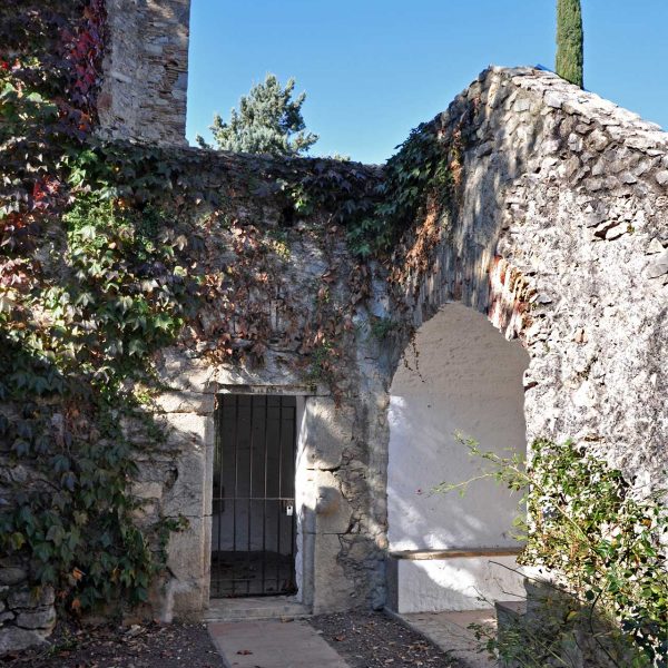 Girona.- Capella de Sant Cristòfol, d’origen romànic però reformada en el S. XVIII al ser integrada en el sistema defensiu d’un nou portal de la muralla (11/2013)
