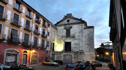 Girona.- Església barroca de Sant Josep. La façana està coronada amb un frontó triangular amb un òcul central. Es la seu de l’Arxiu Històric de Girona (1/2014)