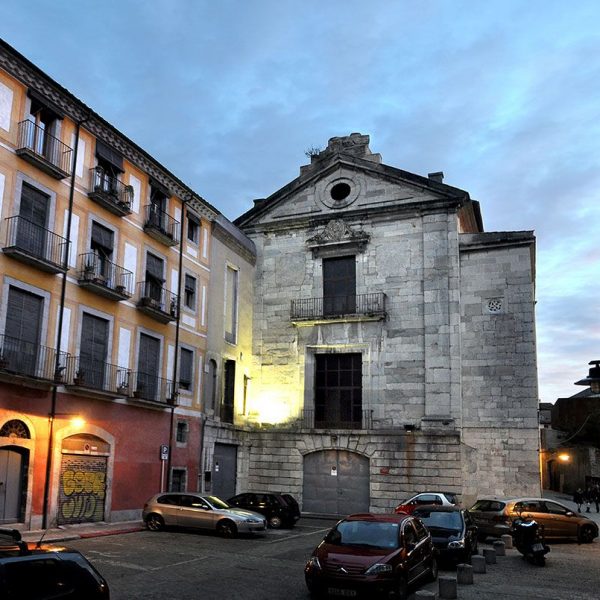 Girona.- Església barroca de Sant Josep. La façana està coronada amb un frontó triangular amb un òcul central. Es la seu de l’Arxiu Històric de Girona (1/2014)