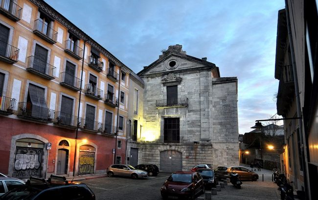 Girona.- Església barroca de Sant Josep. La façana està coronada amb un frontó triangular amb un òcul central. Es la seu de l’Arxiu Històric de Girona (1/2014)