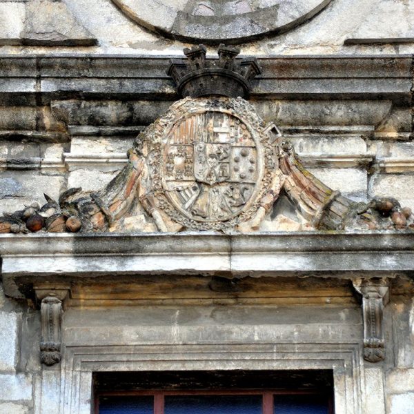 Girona.- Església barroca de Sant Josep. A l’entaulament del balcó del segons pis trobem esculpit l’escut de Carles III (1753-1788) (1/2014)