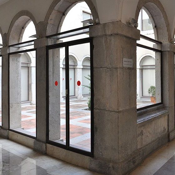 Girona.- Claustre del convent barroc de Sant Josep amb una galeria d’arcs sostinguts per pilars (11/2013)