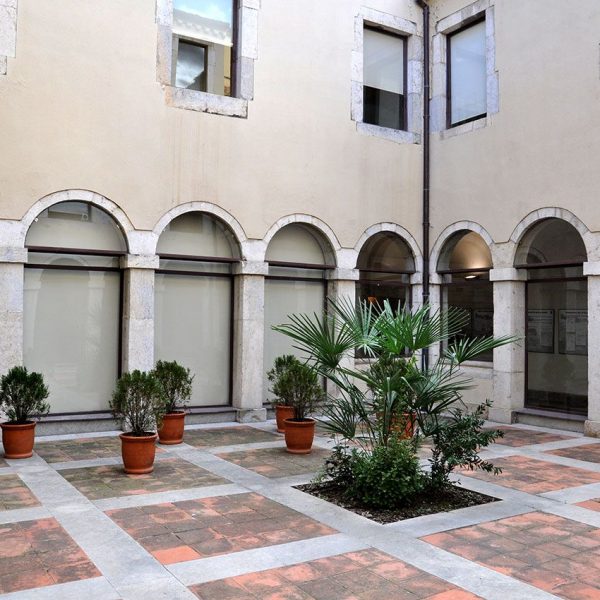 Girona.- Claustre del convent barroc de Sant Josep amb una galeria d’arcs sostinguts per pilars (11/2013)