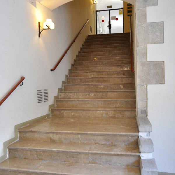 Girona.- Convent barroc de Sant Josep. Escala interior (11/2013)