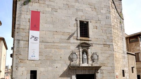 Girona.- Església barroca de Sant Lluc, S. XVIII (Seu dels Manaies). La porta rectangular té a sobre una fornícula i ornamentació del mateix estil (5/2014)