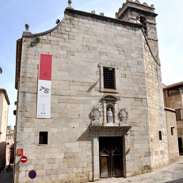 Girona.- Església barroca de Sant Lluc, S. XVIII (Seu dels Manaies). La porta rectangular té a sobre una fornícula i ornamentació del mateix estil (5/2014)
