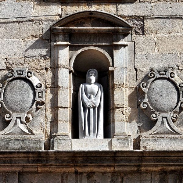Girona.- Església barroca de Sant Lluc, S. XVIII (Seu dels Manaies). La porta rectangular té a sobre una fornícula i ornamentació del mateix estil (5/2014)