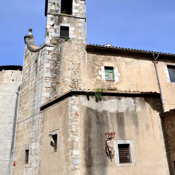 Girona.- Església barroca de Sant Lluc, S. XVIII (Seu dels Manaies) El campanar es de planta quadrada amb finestres a les quatre bandes (5/2014)