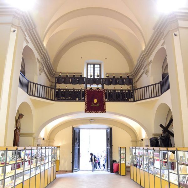 Girona.- Església barroca de Sant Lluc, S. XVIII. (Seu dels Manaies) Consta d’una sola nau, creuer i cúpula circular. Vista del fons de la nau (11/2016)
