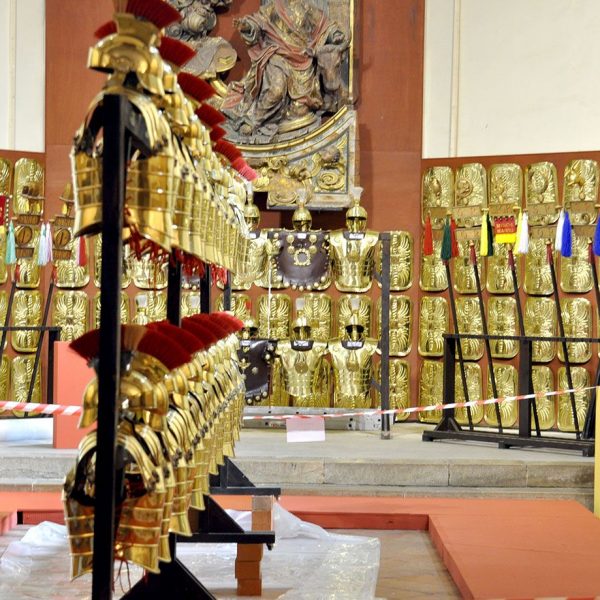 Girona.- Església barroca de Sant Lluc, S. XVIII. Expositors del vestuari utilitzats pels Manaies per Setmana Santa (5/2014)