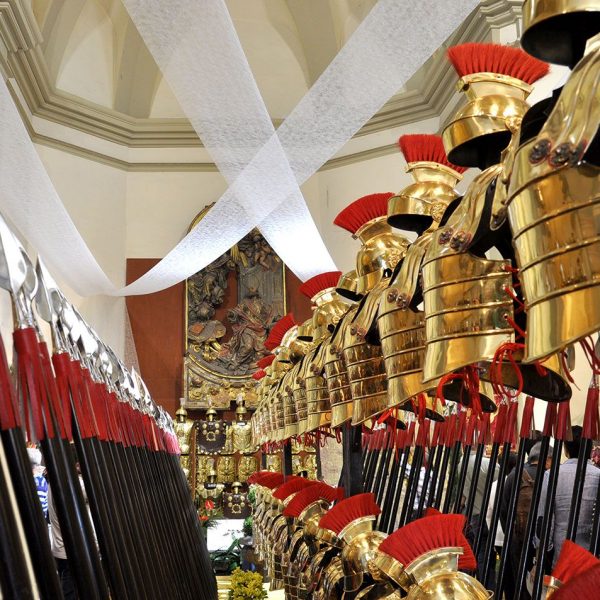 Girona.- Església barroca de Sant Lluc, S. XVIII. Expositors del vestuari utilitzats pels Manaies per Setmana Santa (5/2014)