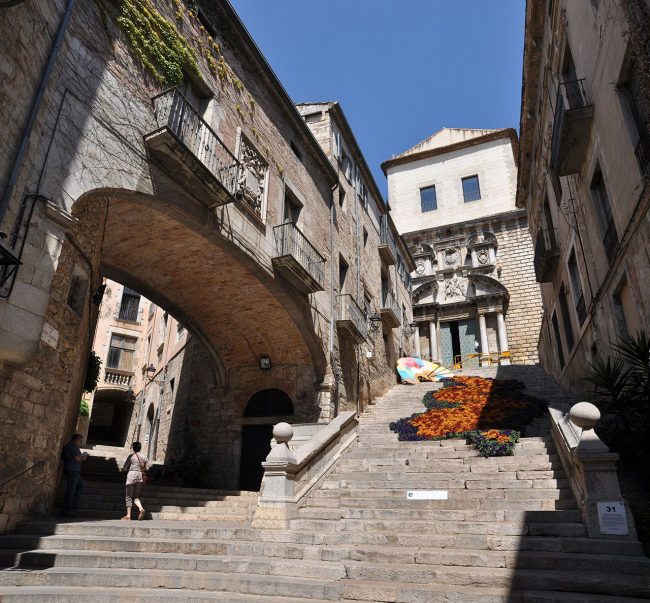 Girona.- Escalinata de la Pujada de Sant Martí amb el Palau Agullana i l'església de Sant Martí Sacosta al fons (5/2014)