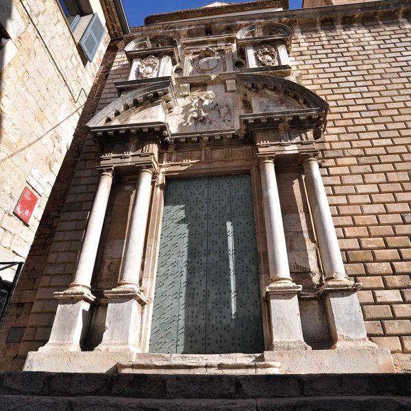 Girona.-Església de Sant Martí Sacosta d'estil barroc, S. XVI. La portalada entre altres té l'imatge de Sant Martí i l'escut dels Àustries (11/2013)