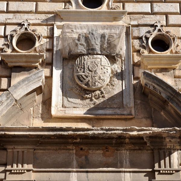 Girona.-Convent barroc de Sant Martí Sacosta del S. XVI dels jesuïtes. La porta del convent està coronada per l'escut dels Àustries (11/2013)