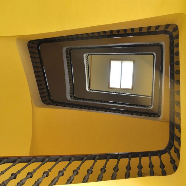 Girona.-Convent barroc de Sant Martí Sacosta del S. XVI dels jesuïtes i que actualment ubica el Seminari Conciliar. Escala interior (11/2013)