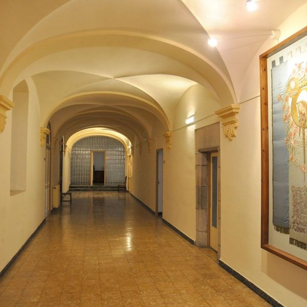 Girona.-Convent barroc de Sant Martí Sacosta del S. XVI dels jesuïtes i que actualment ubica el Seminari Conciliar. Galeria interior (11/2013)