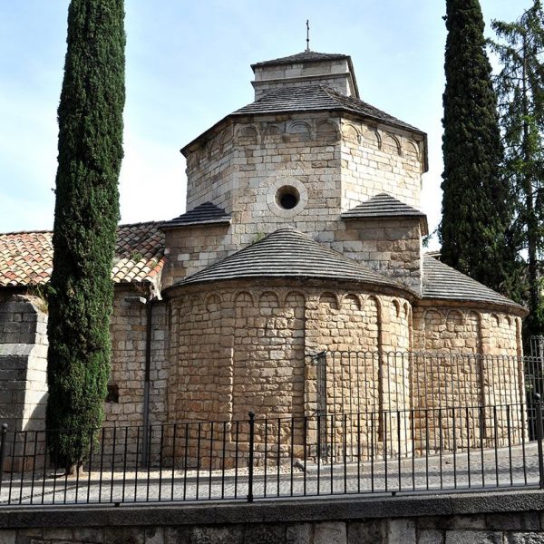 Girona.- Capella romànica de Sant Nicolau, S. XII feta dins l'antic cementiri de S. Pere de Galligants. Es d'una sola nau i absis trilobulat (5/2014)