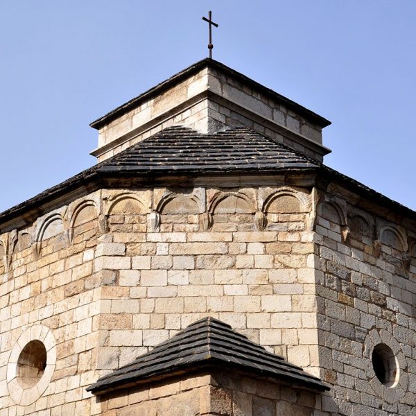Girona.- Capella romànica de Sant Nicolau, S. XII. Vista del cimbori octogonal sobre el creuer coronat per una llanterna (5/2014)