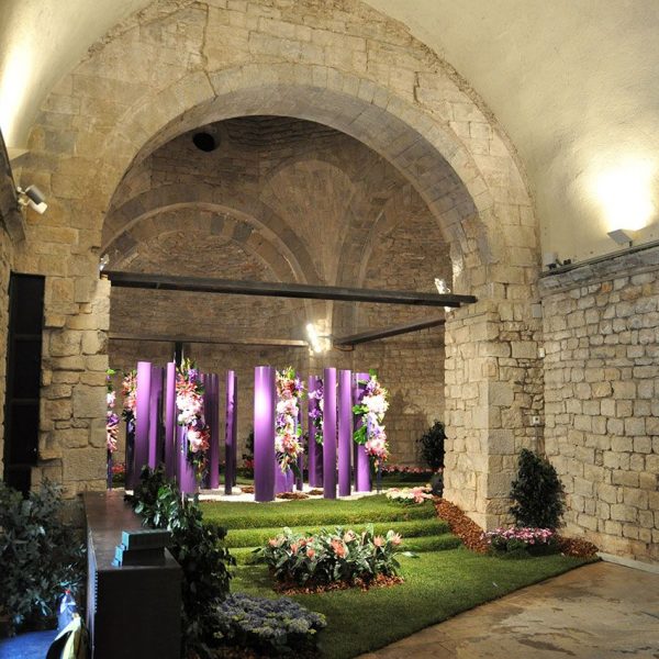 Girona.- Capella romànica de Sant Nicolau, S. XII. Consta d’una sola nau i l’absis trilobulat i al creuer s'aixeca un cimbori octogonal (5/2014)