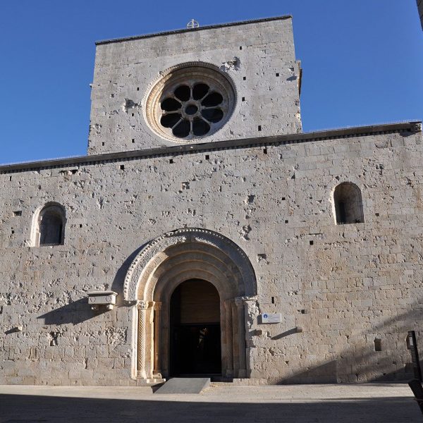 Girona.- Església de Sant Pere de Galligants originària del S. X però actualment del XII. La porta està formada per cinc arquivoltes en degradació (11/2013)
