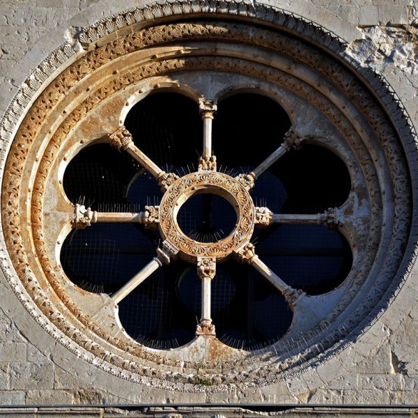 Girona.- Sant Pere de Galligants. Reproducció de la rosassa que es guarda a l'interior que té vuit radis amb capitells esculturats (11/2013)