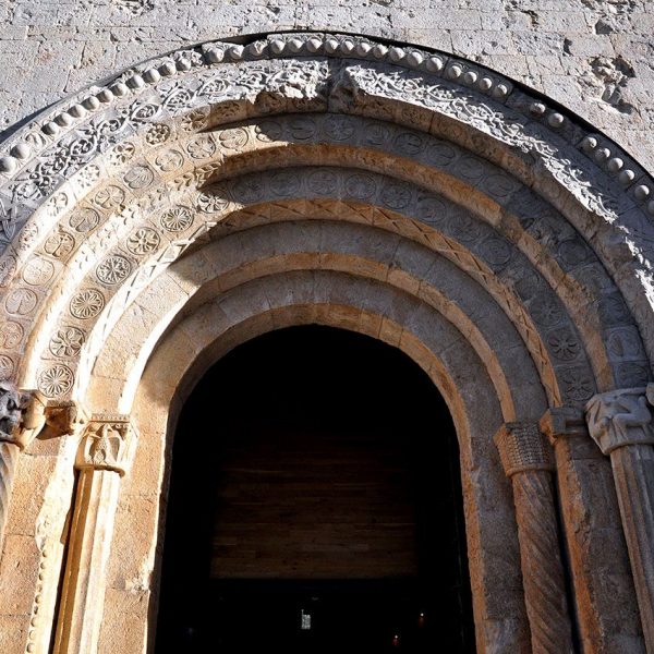 Girona.- Sant Pere de Galligants. Porta formada per cinc arquivoltes en degradació sostingudes per columnes amb capitells (2/2014)