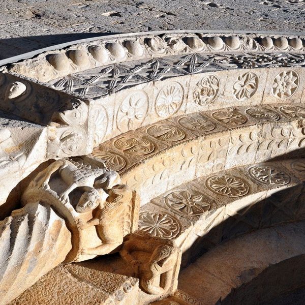 Girona.- Sant Pere de Galligants. Porta formada per cinc arquivoltes en degradació sostingudes per columnes amb capitells (2/2014)