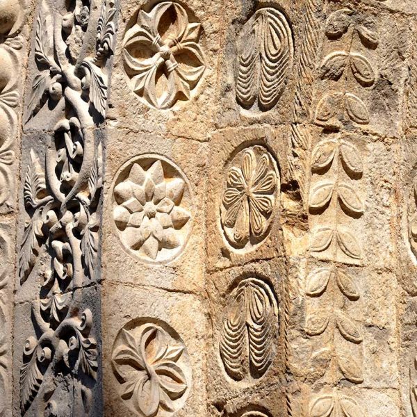 Girona.- Sant Pere de Galligants. Porta formada per cinc arquivoltes en degradació decorades amb amb motius geomètrics (2/2014)