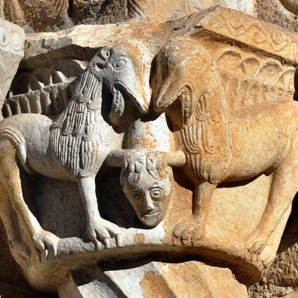 Girona.- Sant Pere de Galligants. Capitell de una columna de la porta amb dos lleons devorant un home (11/2013)