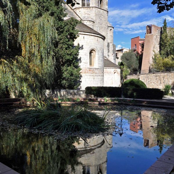Girona.- Església de Sant Pere de Galligants, S. XII. Vista posterior de l'absis i el campanar de planta quadrada i els tres últims vuitavats (11/2013)