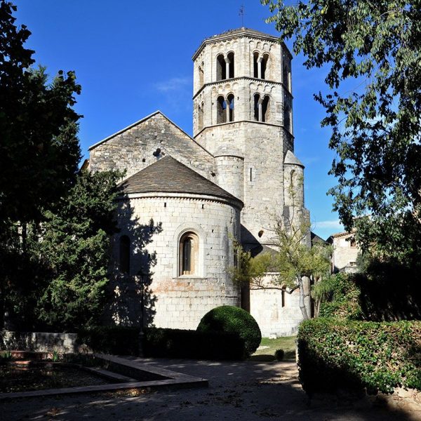 Girona.- Església de Sant Pere de Galligants, S. XII. Vista posterior de l'absis i el campanar de planta quadrada i els tres últims vuitavats (11/2013)