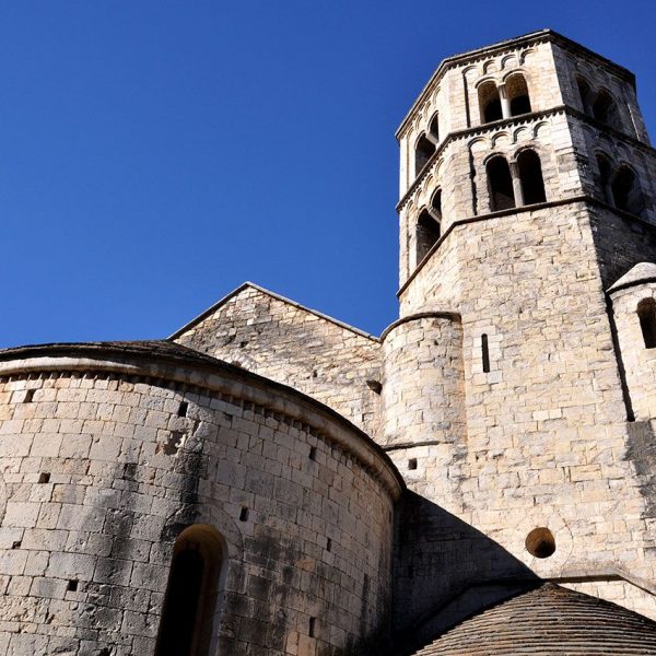 Girona.- Església de Sant Pere de Galligants, S. XII. Vista posterior de l'absis i el campanar de planta quadrada i els tres últims vuitavats (11/2013)