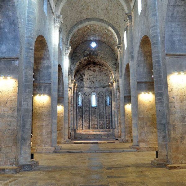 Girona.- Església de Sant Pere de Galligants, romànica del S. XII, de planta basilical i de tres naus. L'absis central té columnes amb capitells treballats (11/2013)