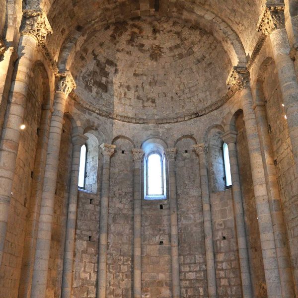 Girona.- Església de Sant Pere de Galligants, romànica del S. XII. L'absis central té columnes adossades amb capitells treballats (11/2013)