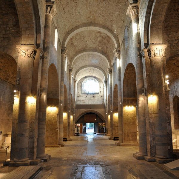 Girona.- Església de Sant Pere de Galligants, romànica del S. XII de planta basilical de tres naus i coberta amb volta de canó (11/2013)