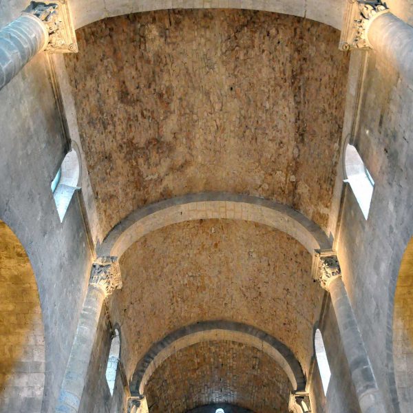 Girona.- Església de Sant Pere de Galligants, romànica del S. XII. La nau central està coberta amb volta de canó reforçada per arcs torals (11/2013)