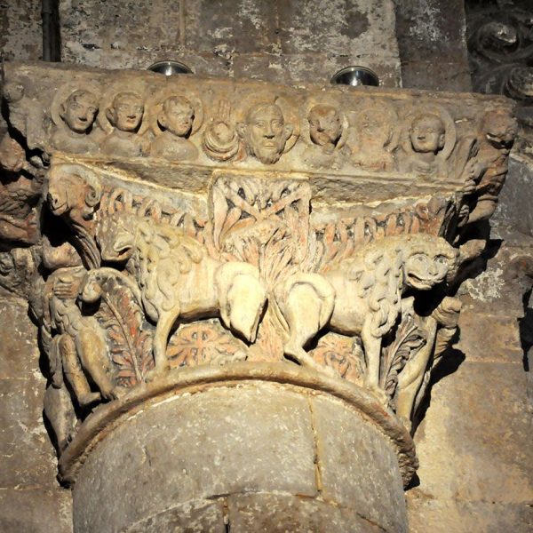 Girona.- Església de Sant Pere de Galligants, romànica del S. XII. Detall d'un dels capitells de les semicolumnes de la nau central (11/2013)