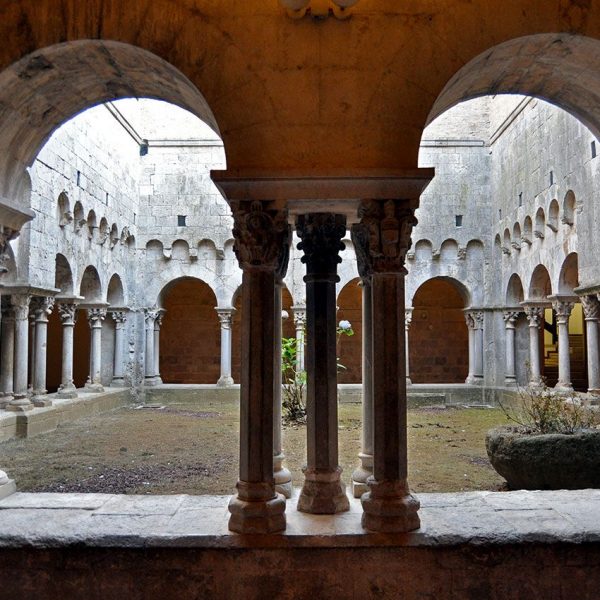Girona.- Església de Sant Pere de Galligants, romànica del S. XII. Claustre de planta rectangular format per arcs de mig punt sobre columnes (11/2013)