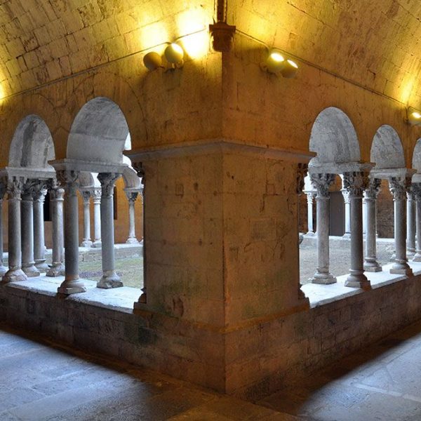 Girona.- Església de Sant Pere de Galligants, romànica del S. XII. Claustre de planta rectangular format per arcs de mig punt sobre columnes (11/2013)