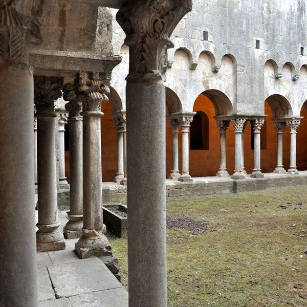 Girona.- Església de Sant Pere de Galligants, romànica del S. XII. Claustre de planta rectangular format per arcs de mig punt sobre columnes (11/2013)