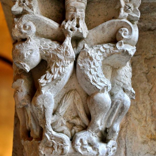Girona.- Església de Sant Pere de Galligants, romànica del S. XII. Vista d'un dels capitells de les columnes de variats tipus (11/2013)