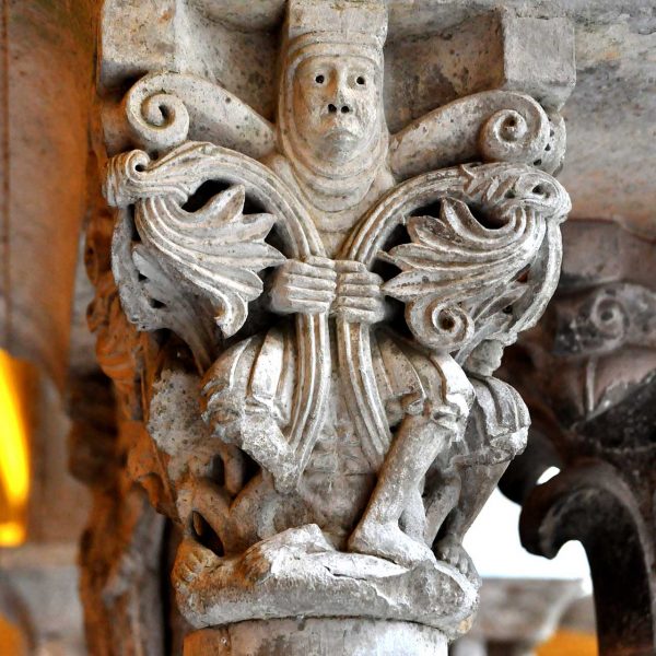 Girona.- Església de Sant Pere de Galligants, romànica del S. XII. Vista d'un dels capitells de les columnes de variats tipus (11/2013)