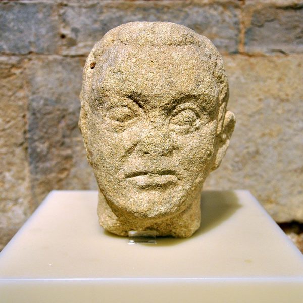 Girona.- Església de Sant Pere de Galligants. Instal·lacions del Museu arqueològic. Figura romana del S. III dC. (11/2013)