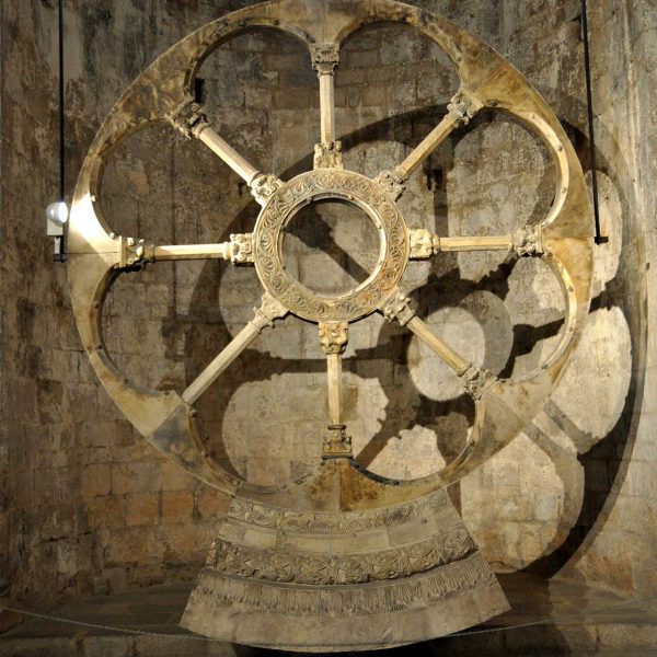 Girona.- Església de Sant Pere de Galligants. Museu arqueològic. Reproducció de la rosassa per mostrar el detall de la ornamentació (11/2013)