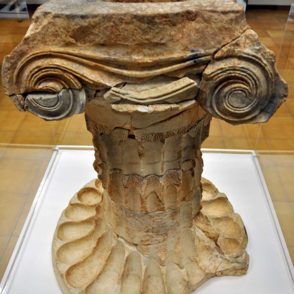 Girona.- Església de Sant Pere de Galligants. Instal·lacions del Museu arqueològic. Ara grega de marbre amb restes de policromia (11/2013)